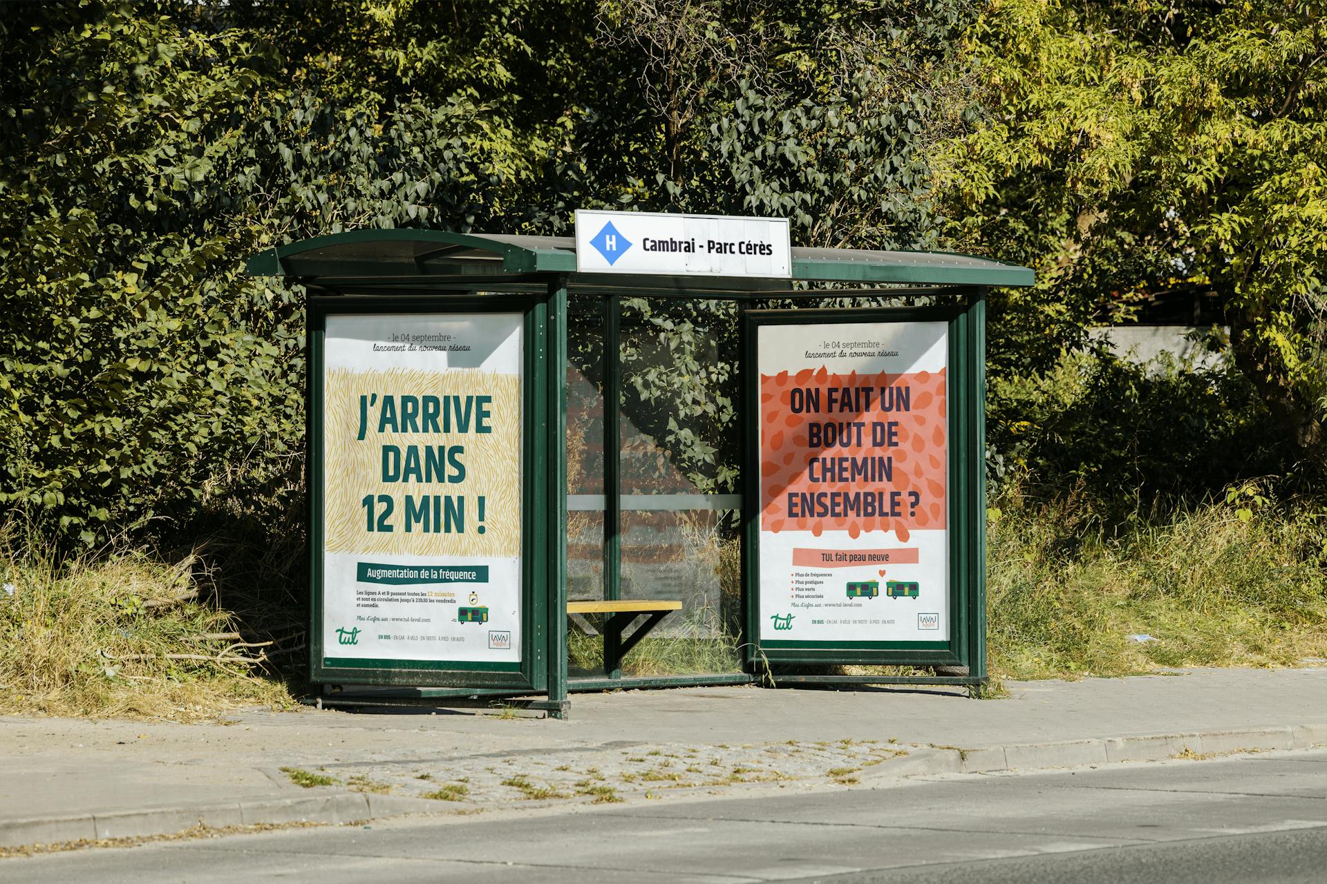 Mockup d'une campagne publicitaire sur abribus, présentant les nouveaux services de mobilité de la marque TUL.