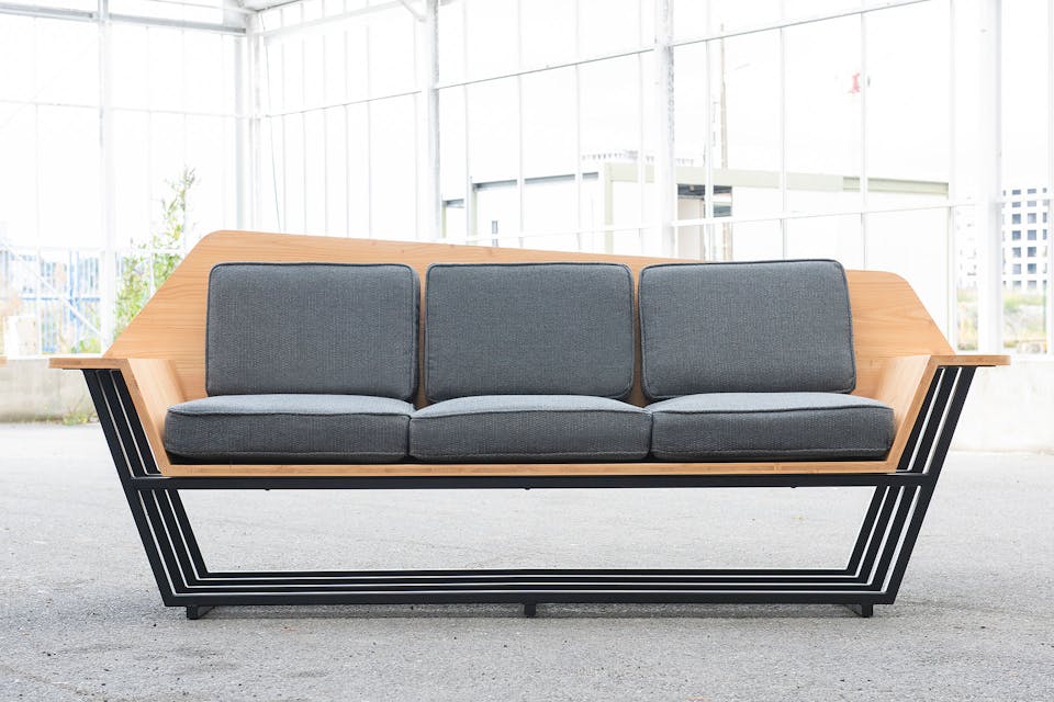 Exposition du canapé 3 places du Studio Katra SAM, un design industriel réalisé pour la SAMOA.