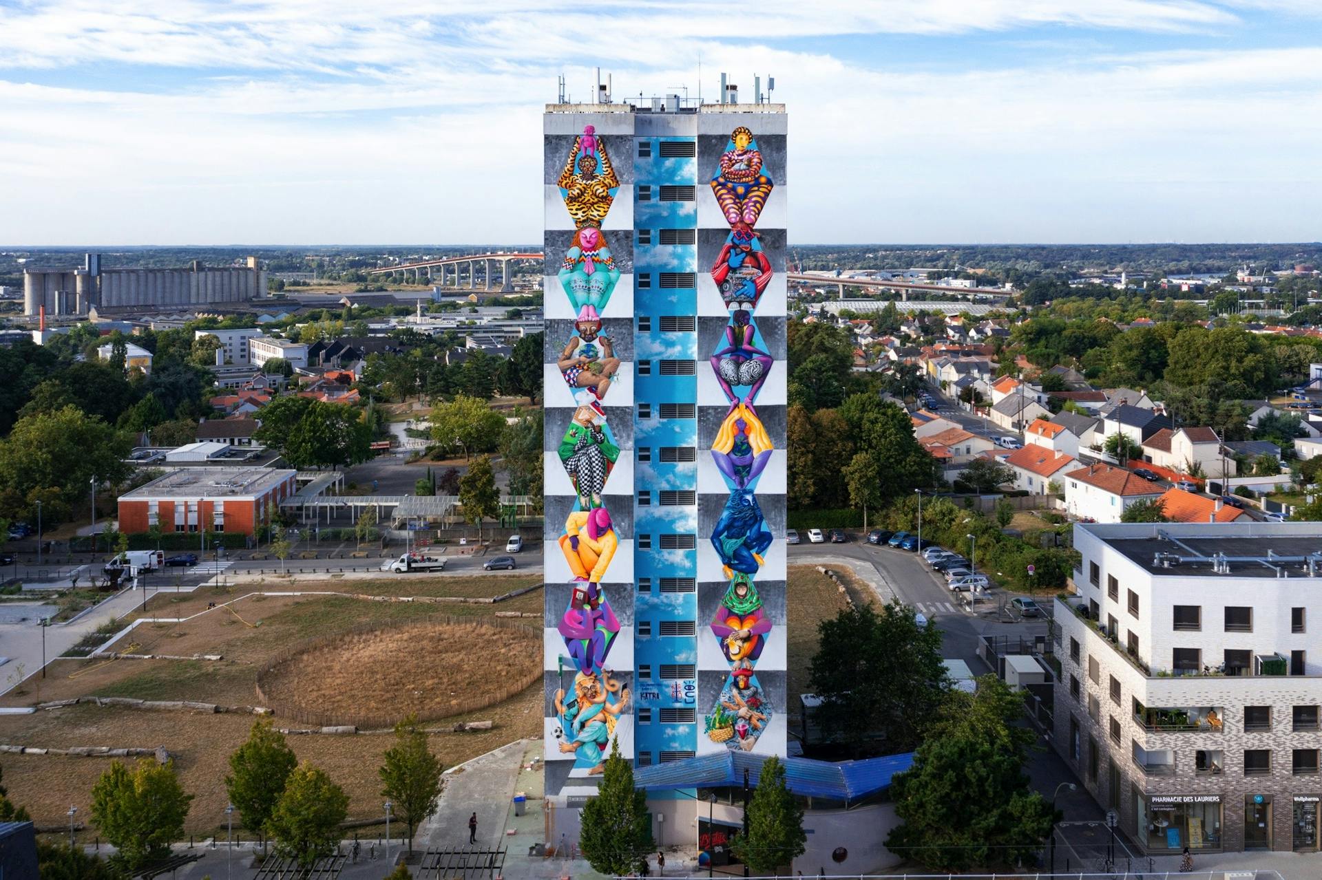 Œuvre street art gigantesque réalisée sur la tour de Bellevue par Kero Zen, Ocü et l'agence nantaise Studio Katra.