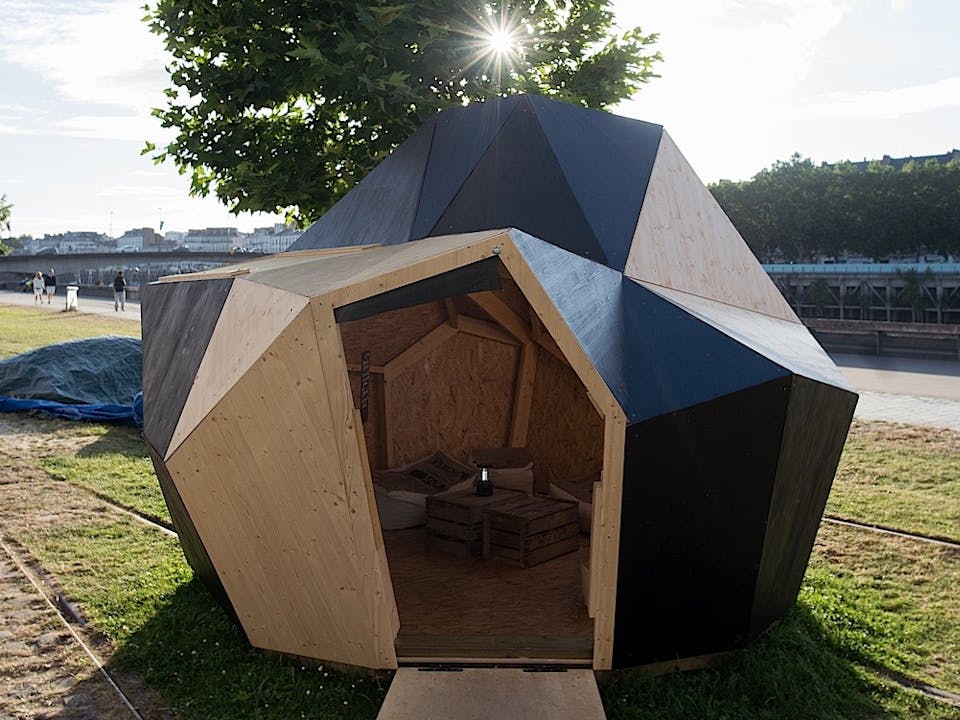 Ouverture et intérieur  d'un module en bois et en toile de jute. Cette installation fait partie du concept "Pointe Noire" en collaboration avec l'Esperance Café.