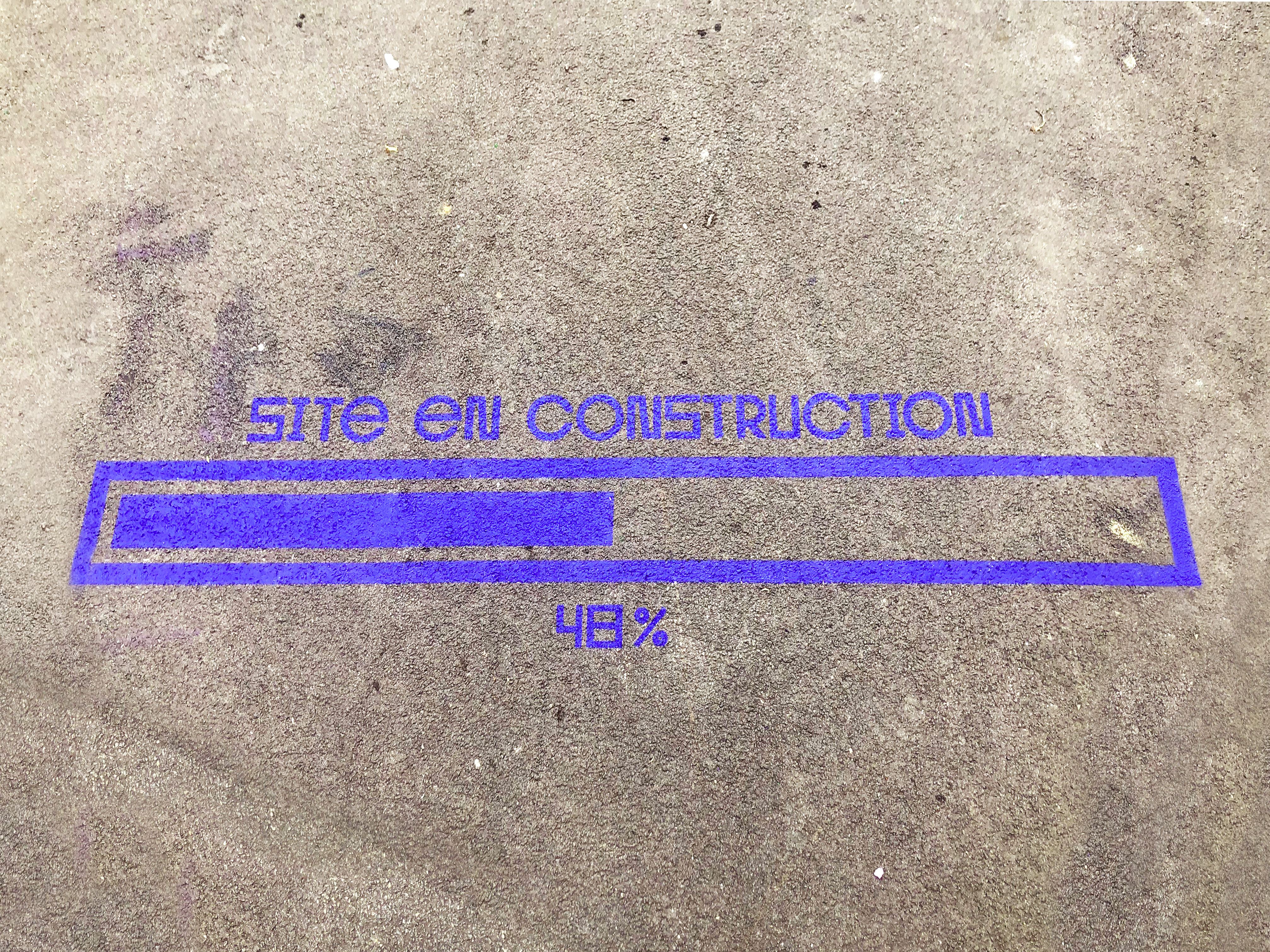 Illustration d'une barre de téléchargement aux couleurs de l'identité graphique de la zone artistique de Transfert.