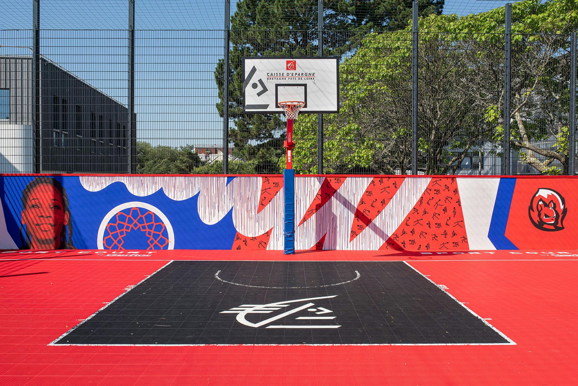 Un terrain de basketball commandité par la Caisse d'Épargne, transformé grâce au Street Art par le Studio Katra. - © Olivier Baco