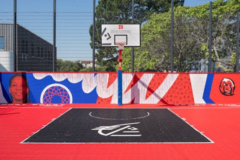 Un terrain de basketball soutenu par la Caisse d'épargne mis en valeur grâce à l'agence de design Studio Katra et au street art.