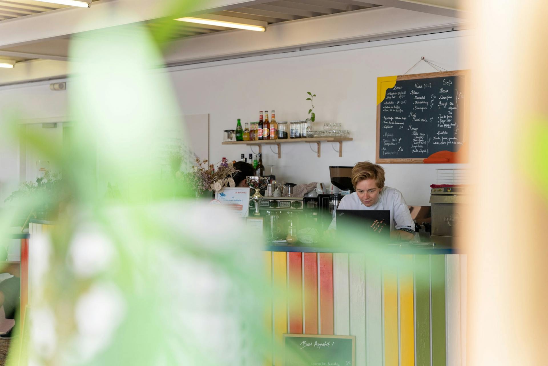 Photo de la nouvelle scénographie du bar de Labo Diva. Une personne utilisant un ordinateur y est assise.