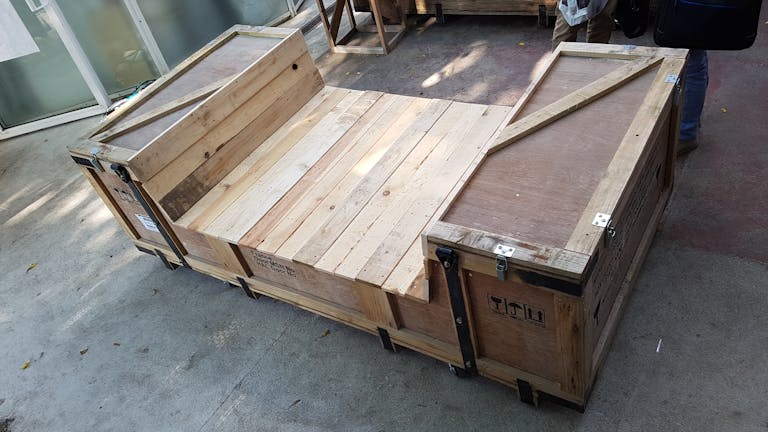 Utilisation d'anciennes caisses en bois Airbus pour créer des assises au festival nantais SPOT.
