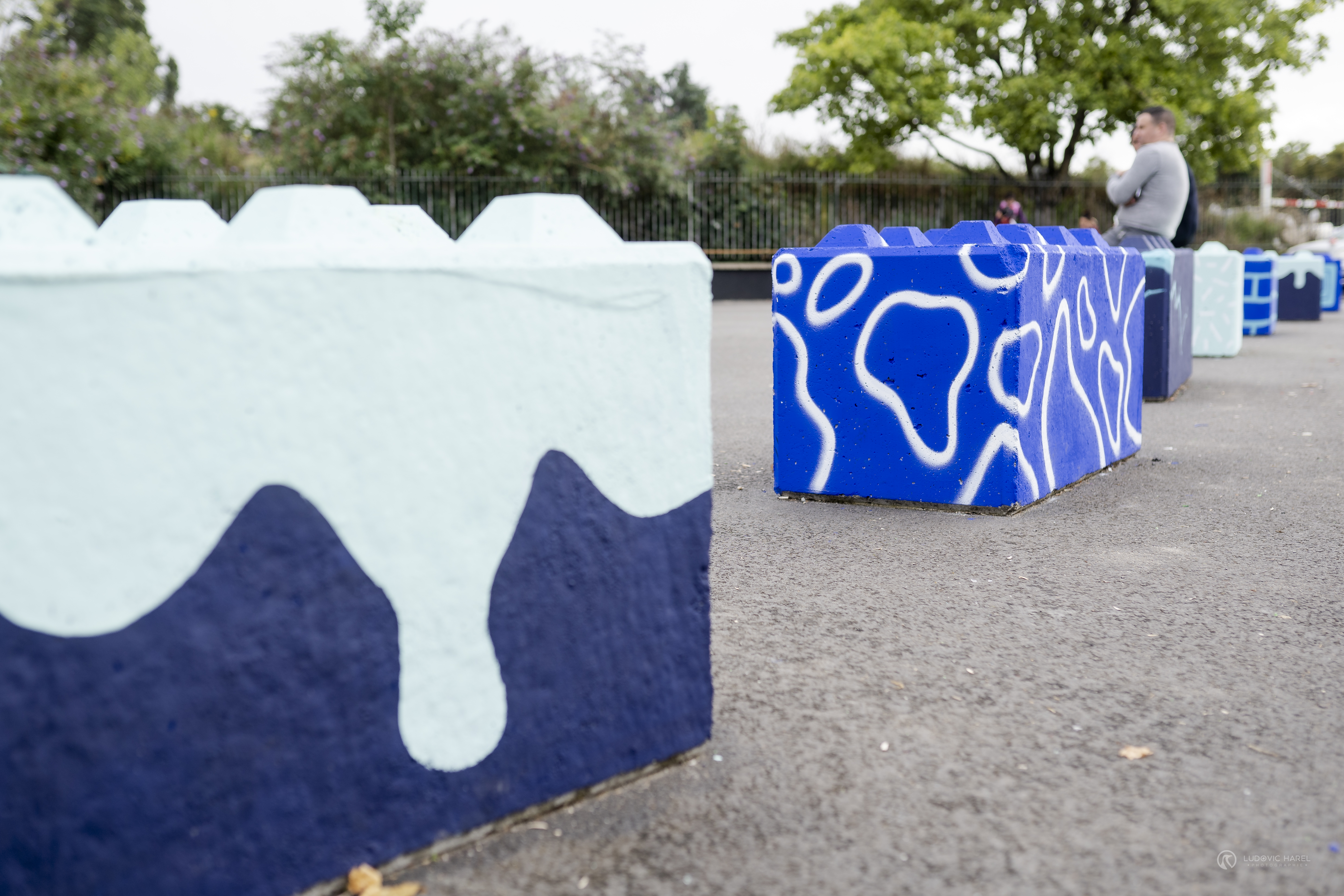 Bloc de bétons à l'entrée de l'événement Transfert.