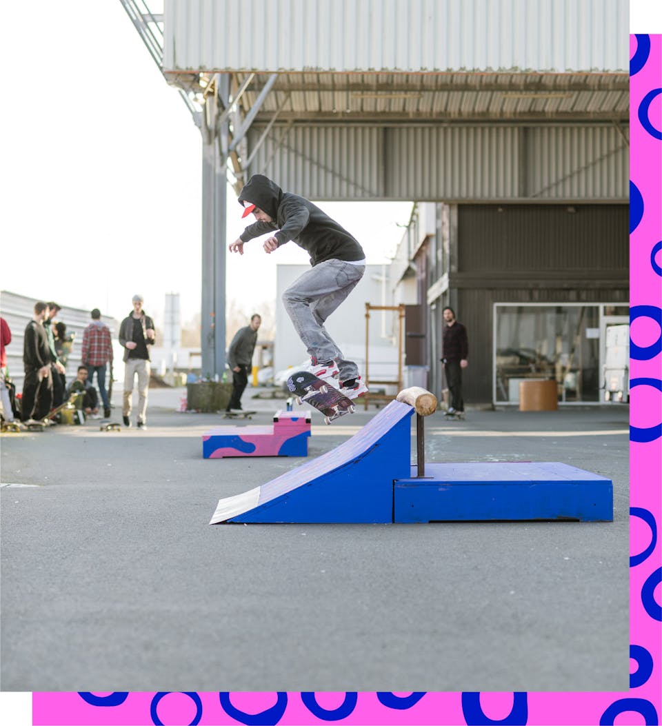 Skateur s'élançant sur un module en bois.