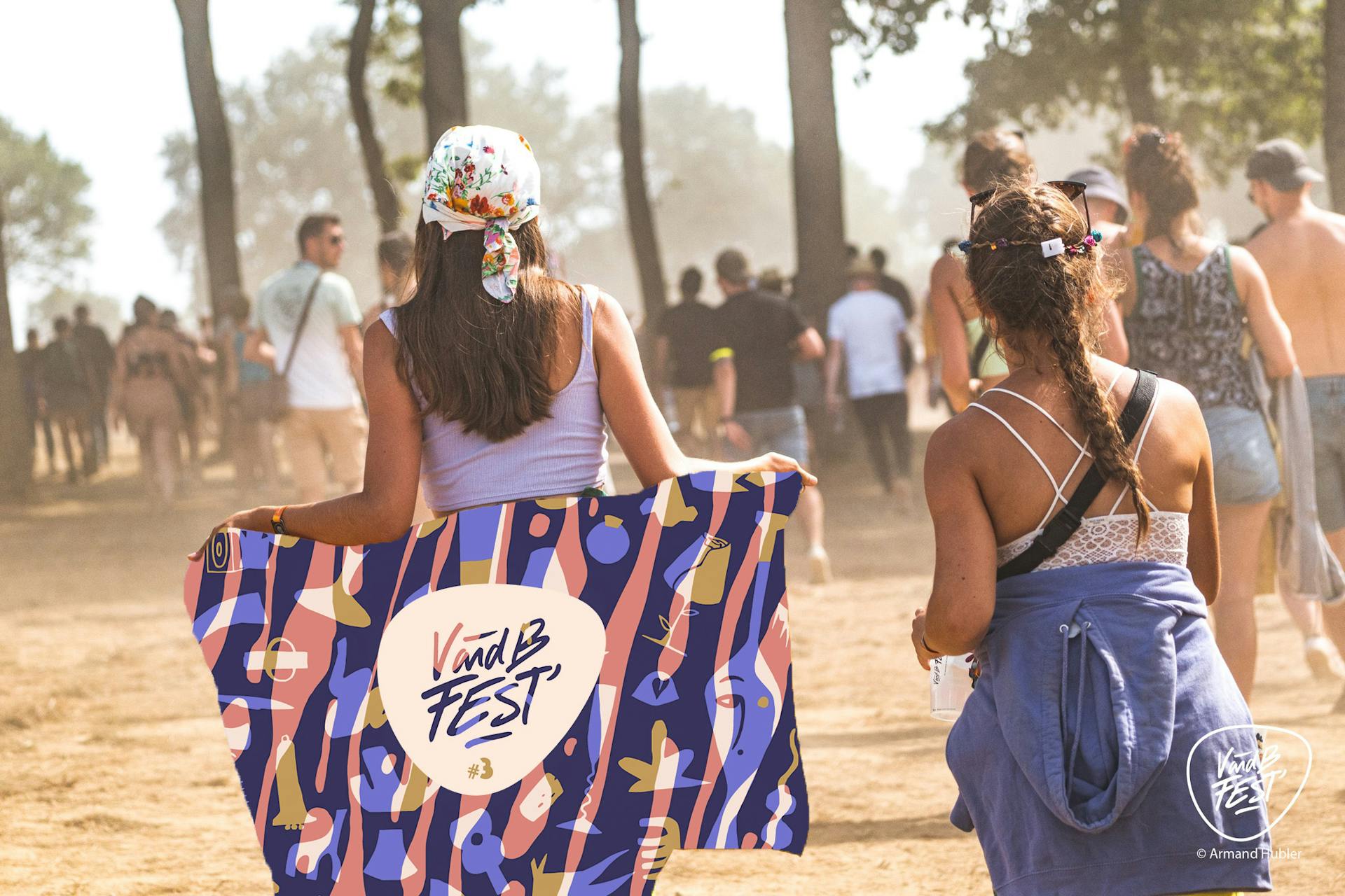 Mockup d'un drapeau aux couleurs de l'identité graphique du V and B Fest 2023.