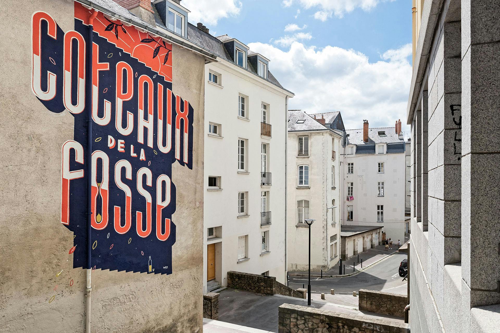 Peinture en lettres le mur d'un bâtiment rue Montaudouine à Nantes.