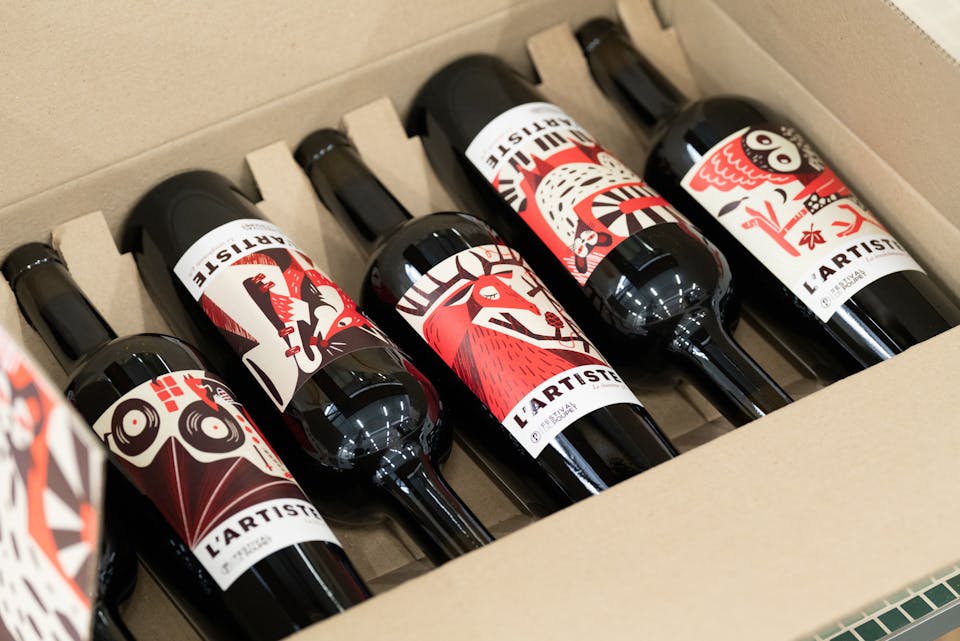 La nouvelle cuvée de vin du Festival de Poupet, dont les étiquettes illustrées représentant des animaux sont produites par l'agence de design Studio Katra.