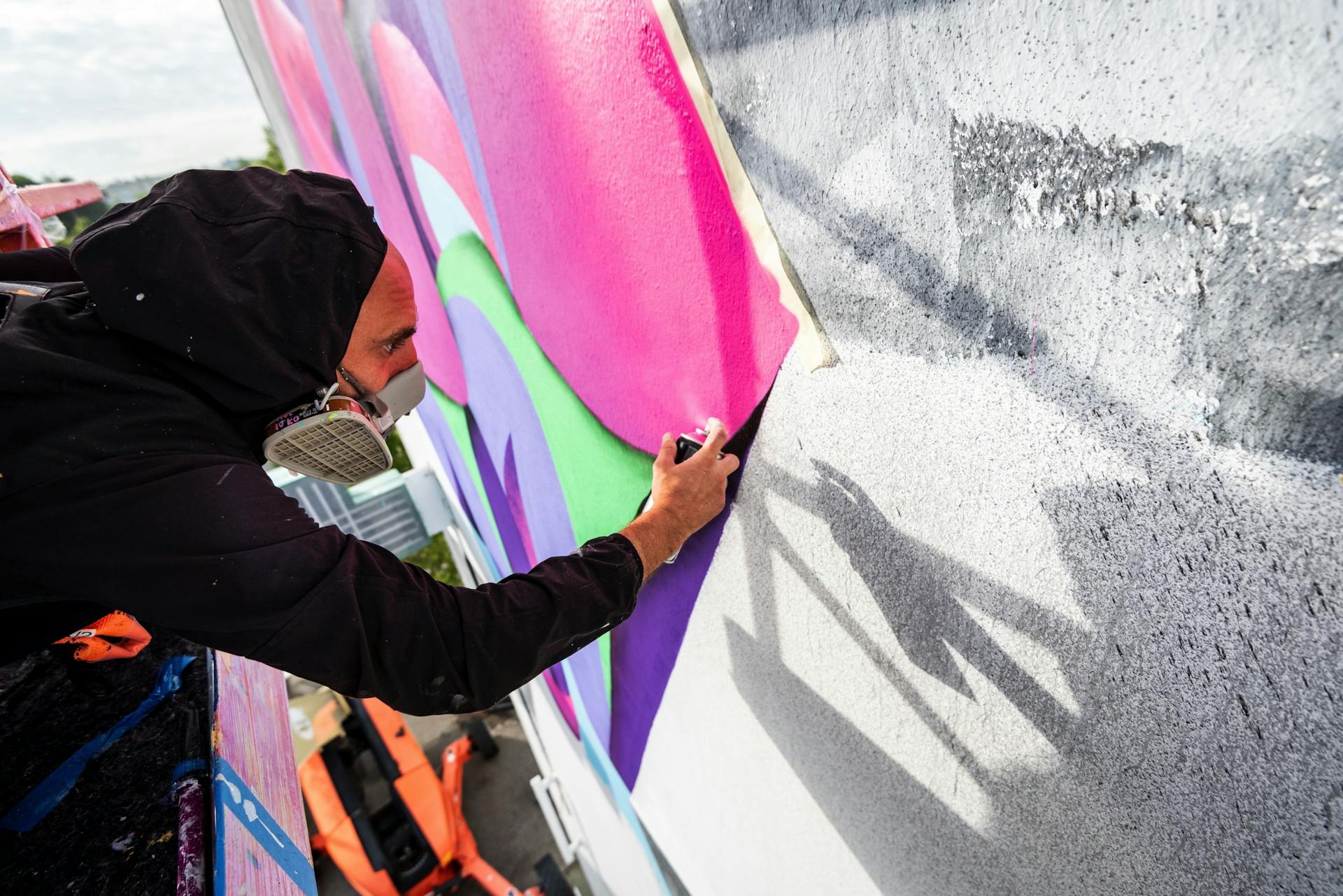Kero Zen, artiste street art roumain, réalise la fresque sur la tour de Bellevue en compagnie de l'agence de design nantaise Studio Katra.