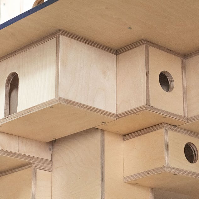 Les maisonnettes d'un nichoir à oiseaux, fabriquées dans les ateliers du Studio Katra. 