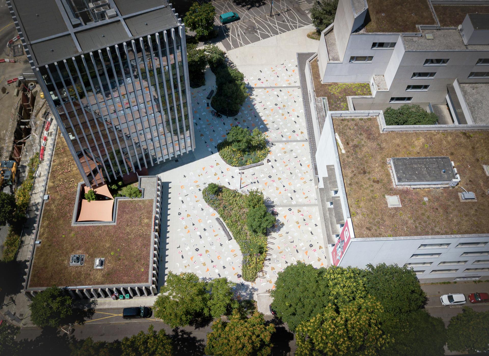 Vue aérienne du projet "le champ des signes" réalisé par Studio Katra en collaboraiton avec le Pôle des Arts Graphiques de la Joliverie et Grafipolis pour l'édition 2023 du Voyage à Nantes.
