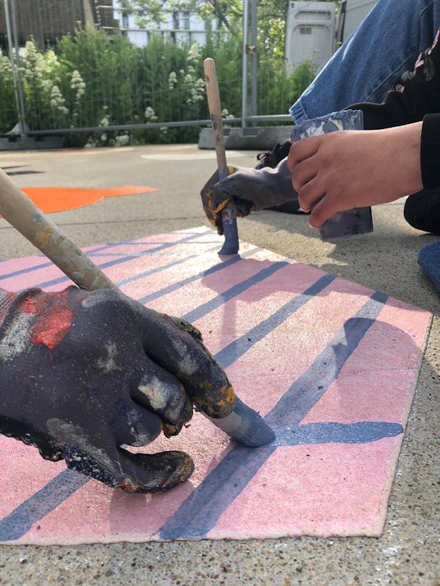 Peinture d'un glyphe par les élèves de la Joliverie lors du parcours inter-écoles réalisé en collaboration avec l'agence de design Studio Katra.