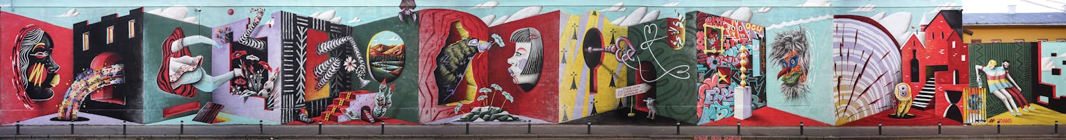 Plan panoramique de l'entièreté de la fresque de street art des designers du Studio Katra, en collaboration avec Kero Zen et Ocü.