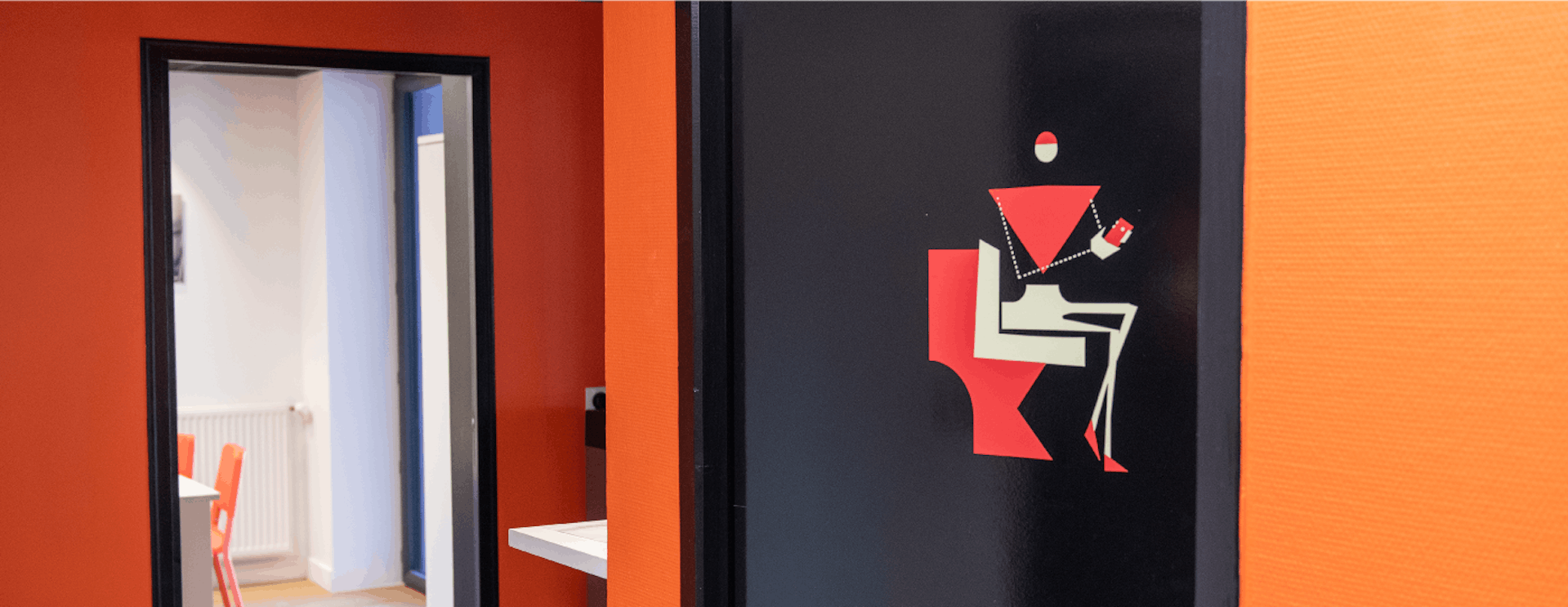 Signalétique et langage visuel sur des portes de toilettes au sein d'Artirenov.