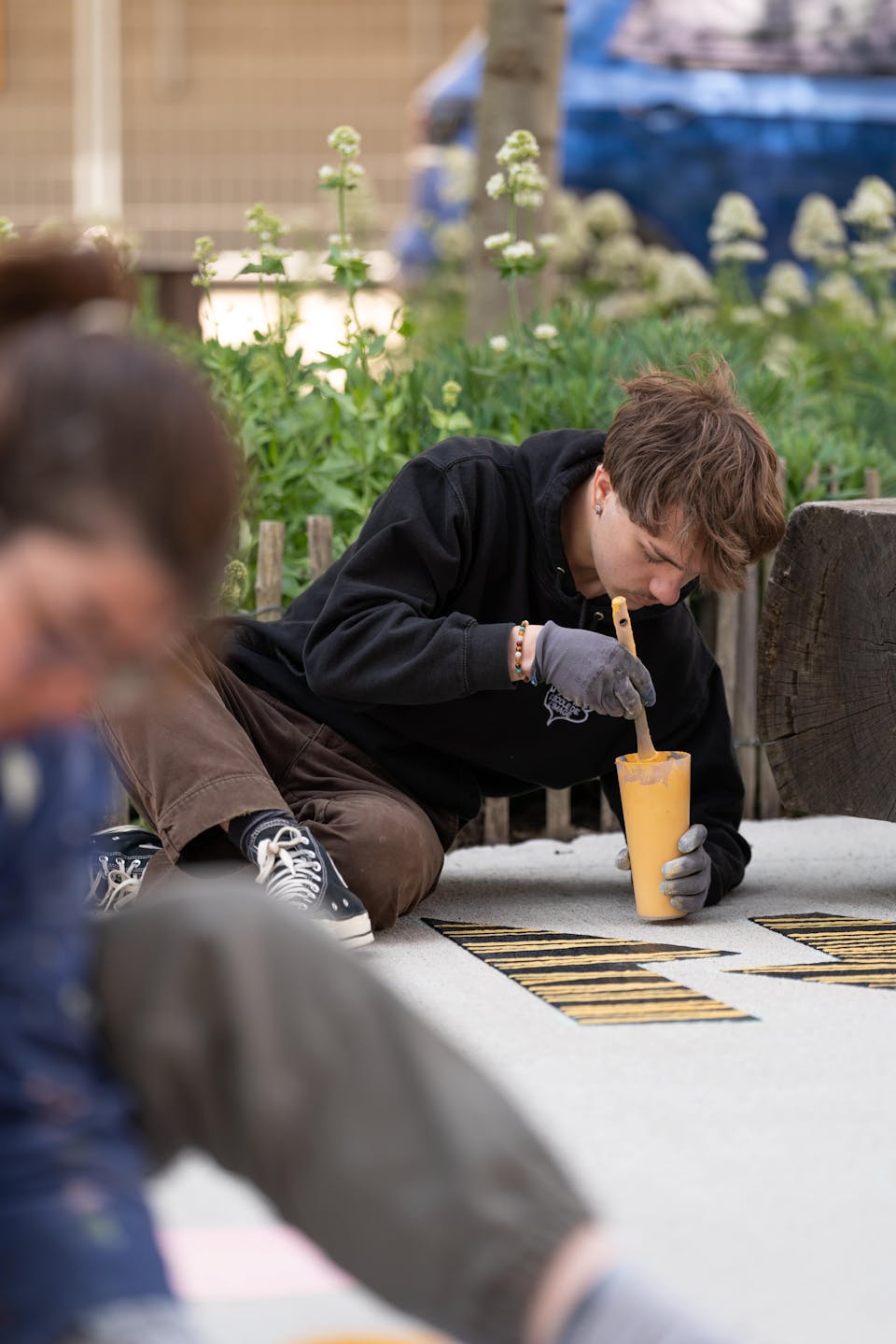 Mathis Auffray, stagiaire en direction artistique chez Studio Katra, peint un glyphe lors du parcours inter-écoles réalisé en collaboration avec la Joliverie et le Voyage à Nantes.