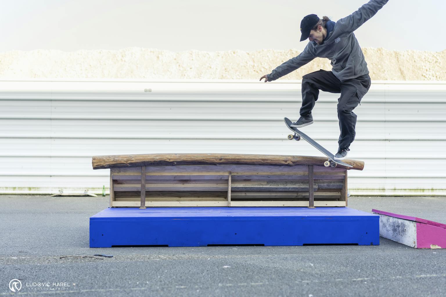 Skateur s'élançant sur une rampe de bois.
