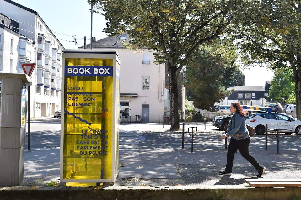 Boîte à livres aux couleurs de la nouvelle identité visuelle de la rue Biesse à Nantes. 