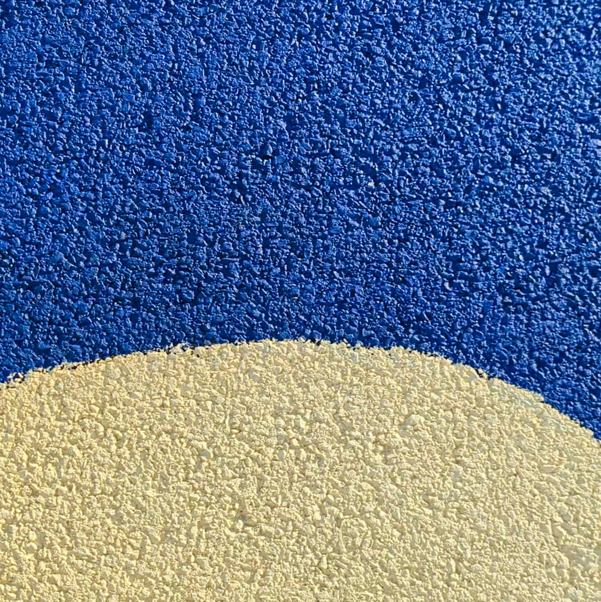 Plan rapproché sur la fresque réalisée au sol dans le cadre du projet de design actif "Sport pour tous et tous les jours" sur le Parc des Chantiers de l'Île de Nantes.