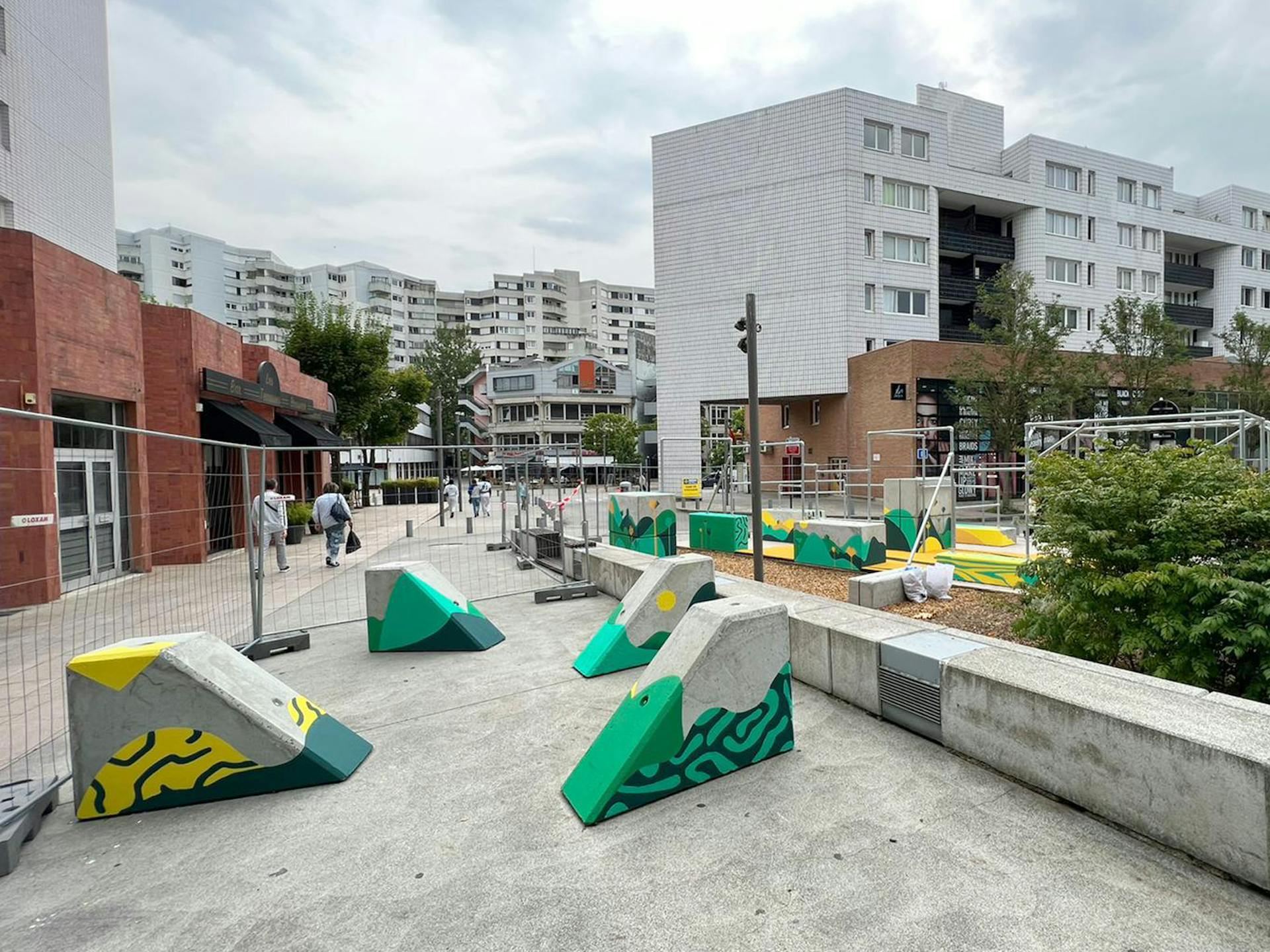 Des blocs de bétons aux couleurs de la Vallée de l'Art du Déplacement, positionnés en vis-à-vis.