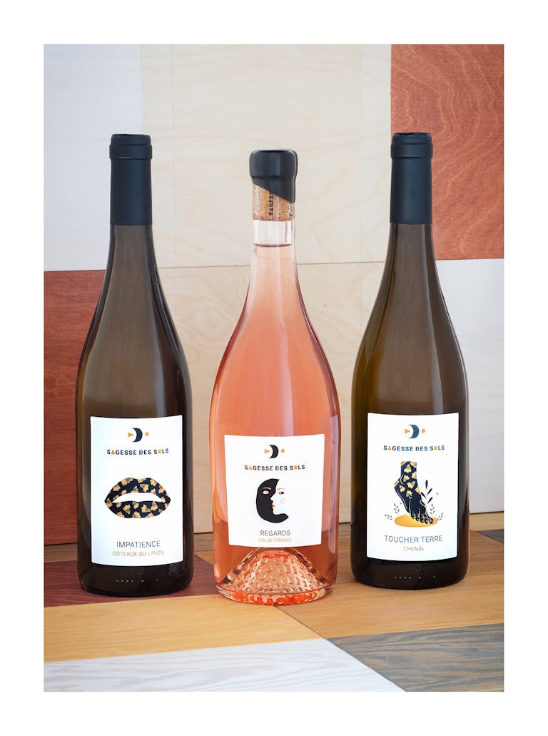 Bouteilles de vins blancs et rosé aux étiquettes illustrées Sagesse des Sols.