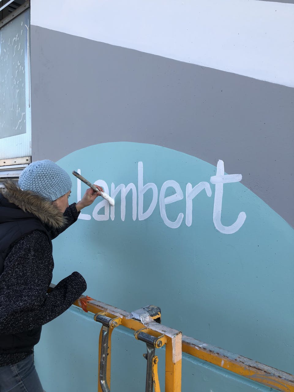 Céline Lambert signe sa fresque réalisée sur la gare d'Angers en collaboration avec le Studio Katra.