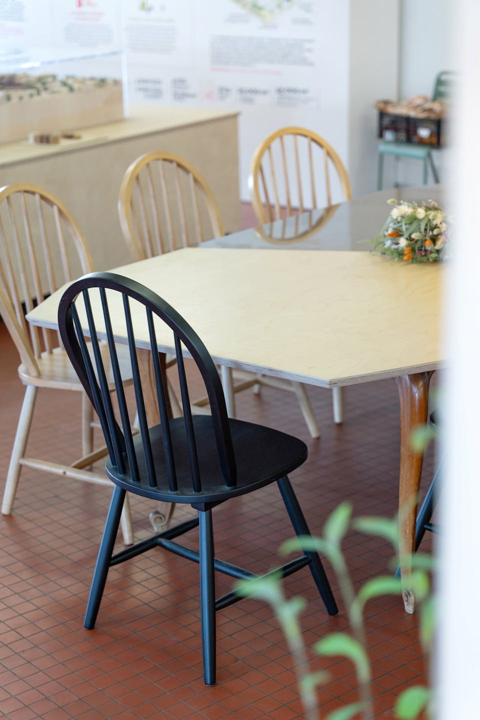 Tables et chaises en bois conçues par l'agence de design Studio Katra, intégrant la scénographie de Labo Diva.