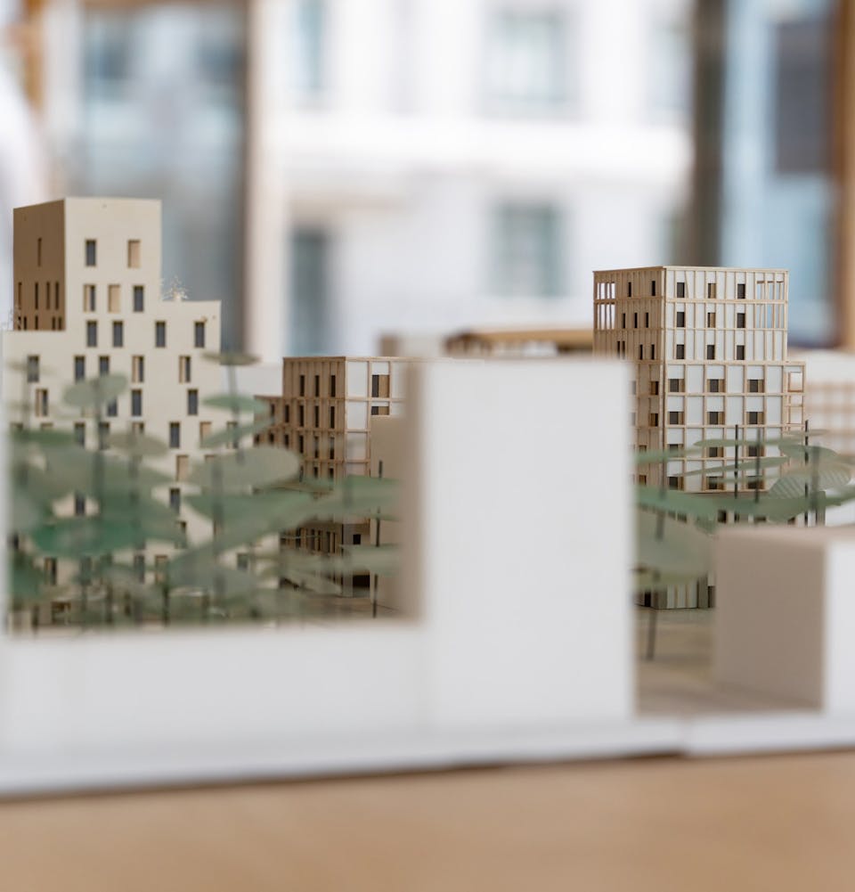 Une maquette 3D en bois présentant les nouvelles solutions d'aménagement du quartier République à Nantes.
