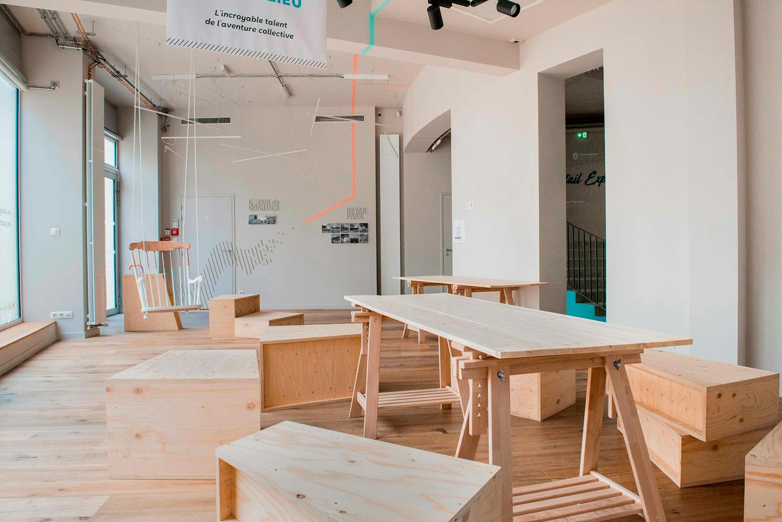 L'accueil du groupe "Chessé" aménagé grâce au mobilier de bois conçu dans les ateliers de l'agence de design graphique "Studio Katra".