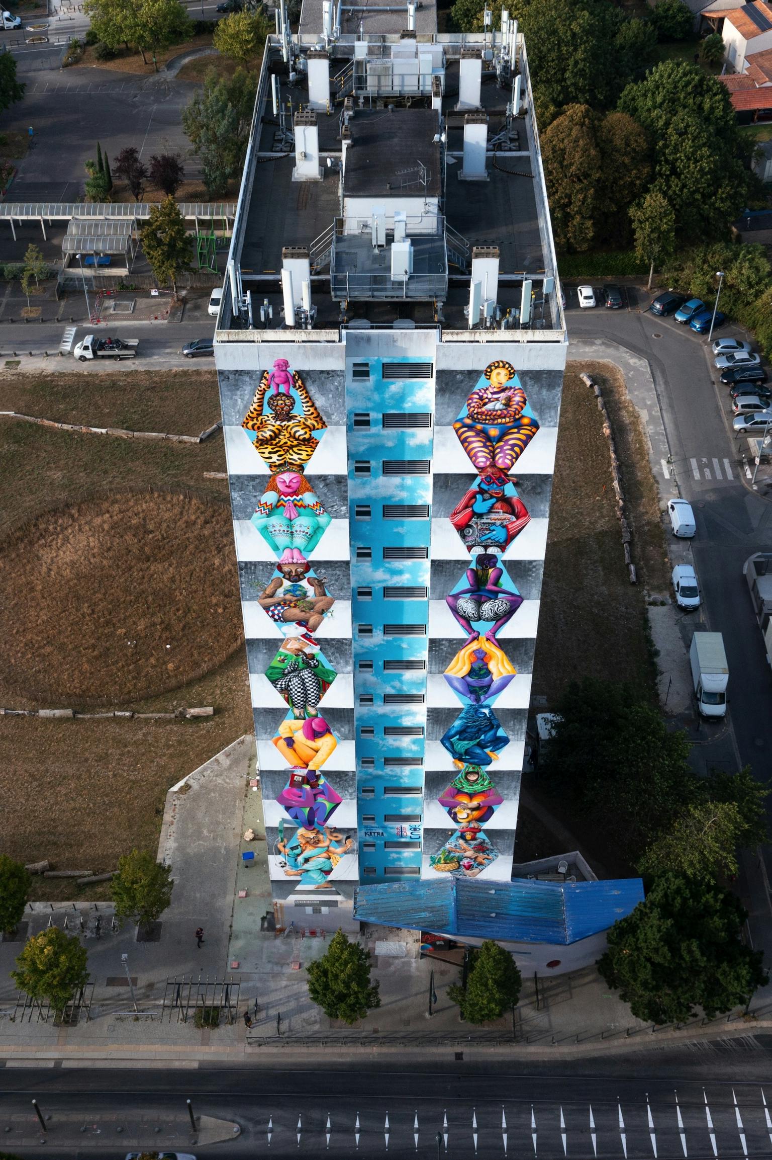 Studio Katra et Kero Zen célèbrent le jumelage de leurs villes via une œuvre de street art de 50 mètres de haut.