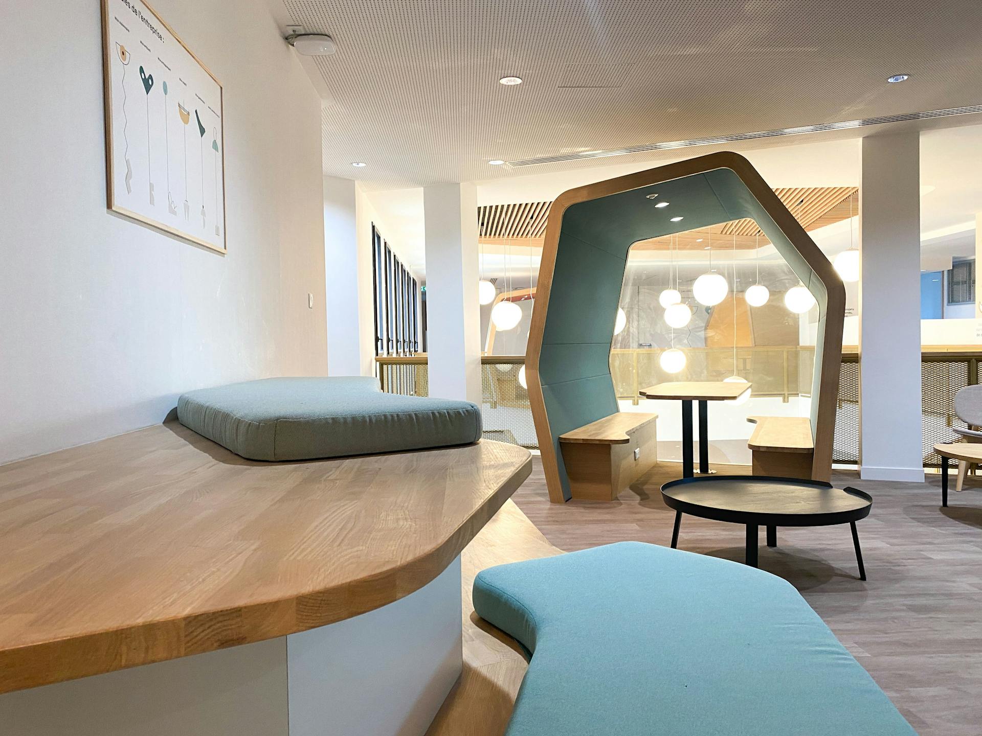 Du mobilier en bois, allant d'assises aux cabines d'isolation phonétique, conçus par l'agence de design Katra et fabriqués par Ici Nantes, servant l'aménagement d'intérieur de la nouvelle Maison de l'Entreprise à Saint-Nazaire.