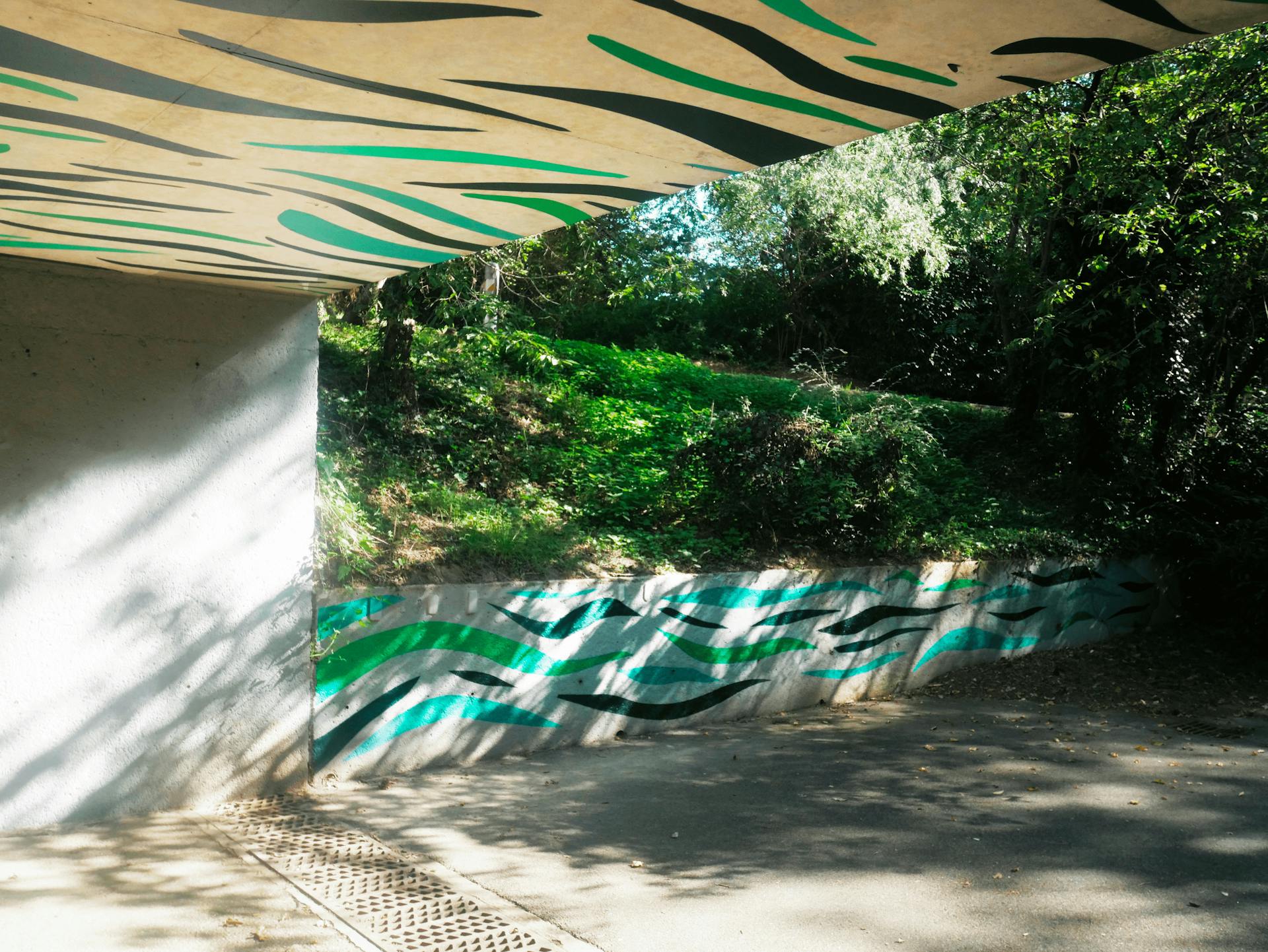 Le parcours de la Cool&Verte, représenté par des motifs peints sous un pont, menant vers la Seine.