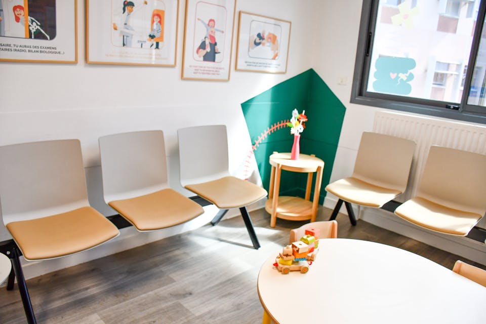 Assises mises en place par l'agence Studio Katra au sein des urgences pédiatriques du CHU de Montpellier.