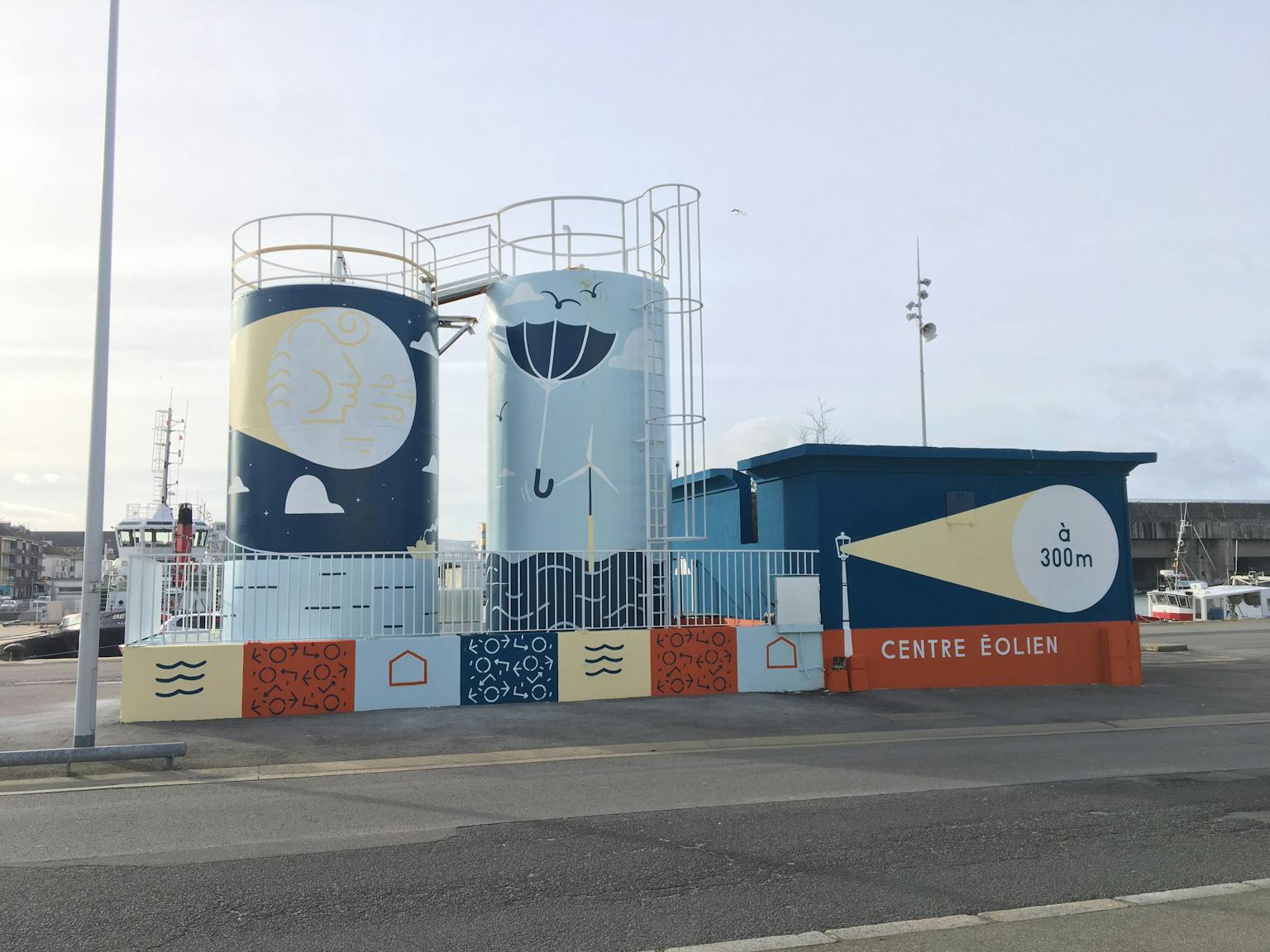 Katra signe la base sous-marine de Saint-nazaire grâce au street art.