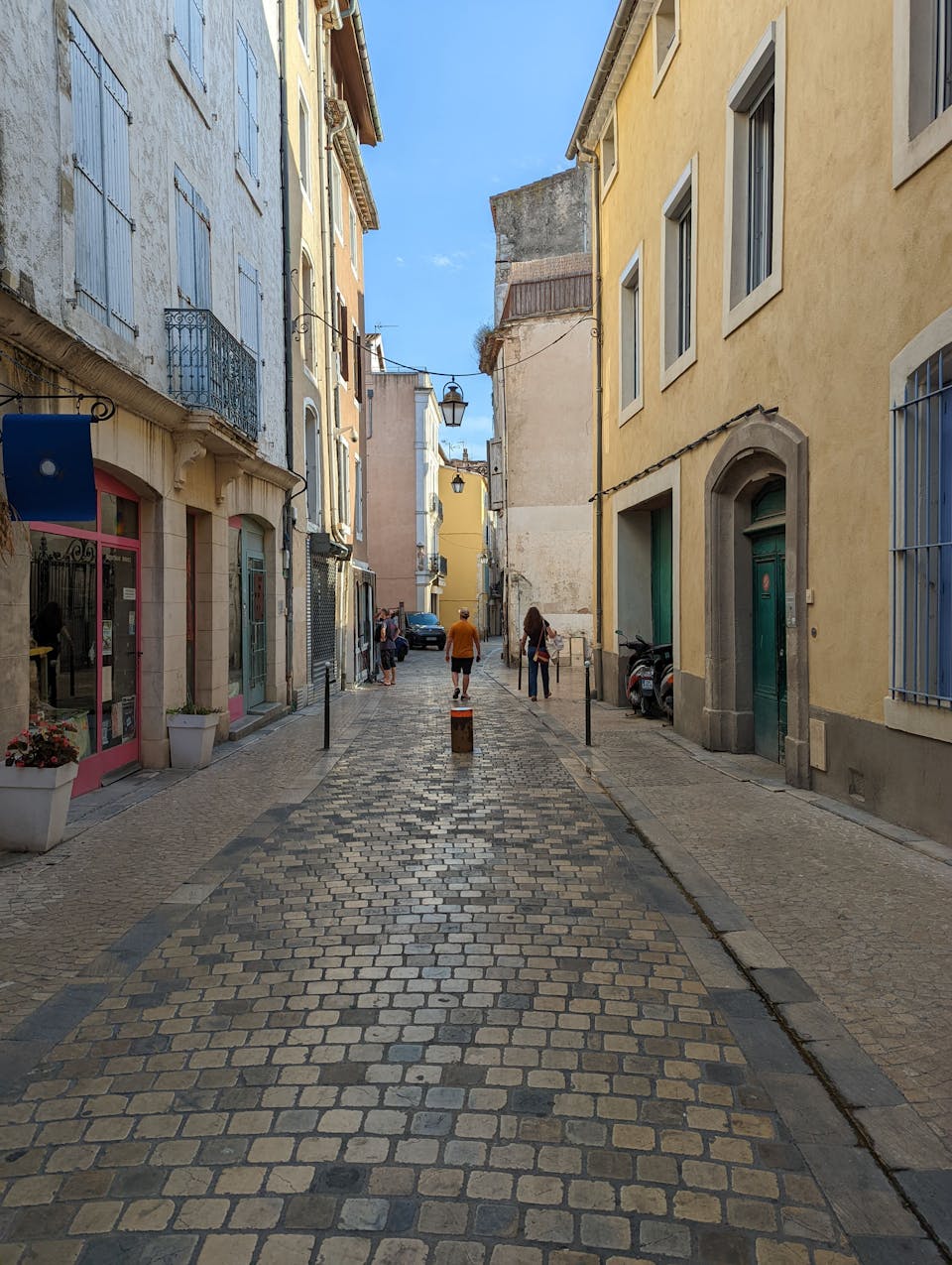 L'agence de design urbain Studio Katra visitant les ruelles de la ville de Narbonne.