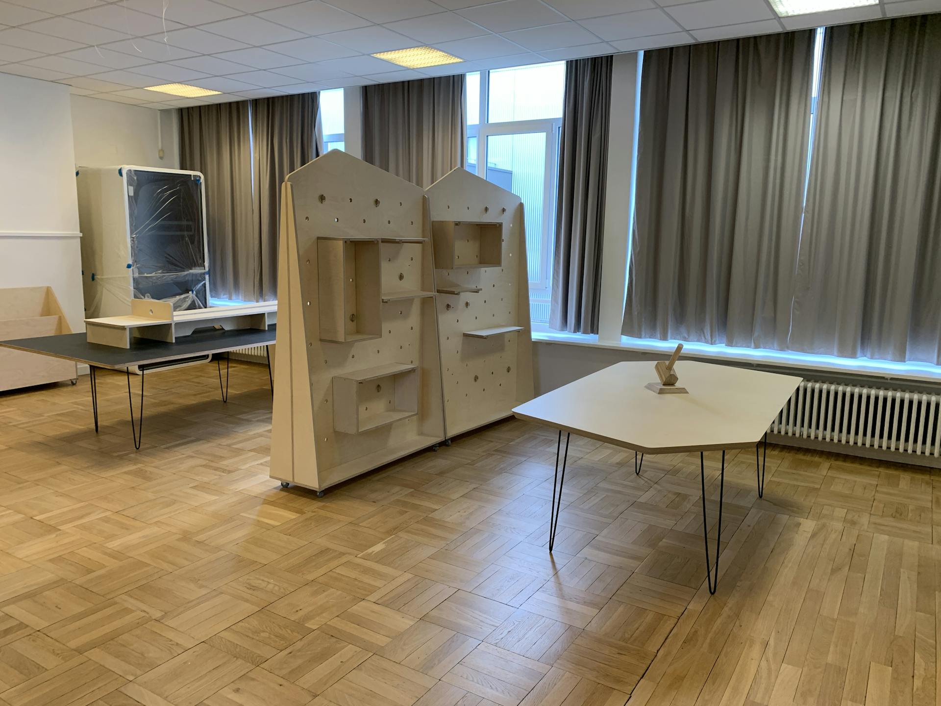 Installation de la nouvelle salle à manger des locaux de HYGGE.