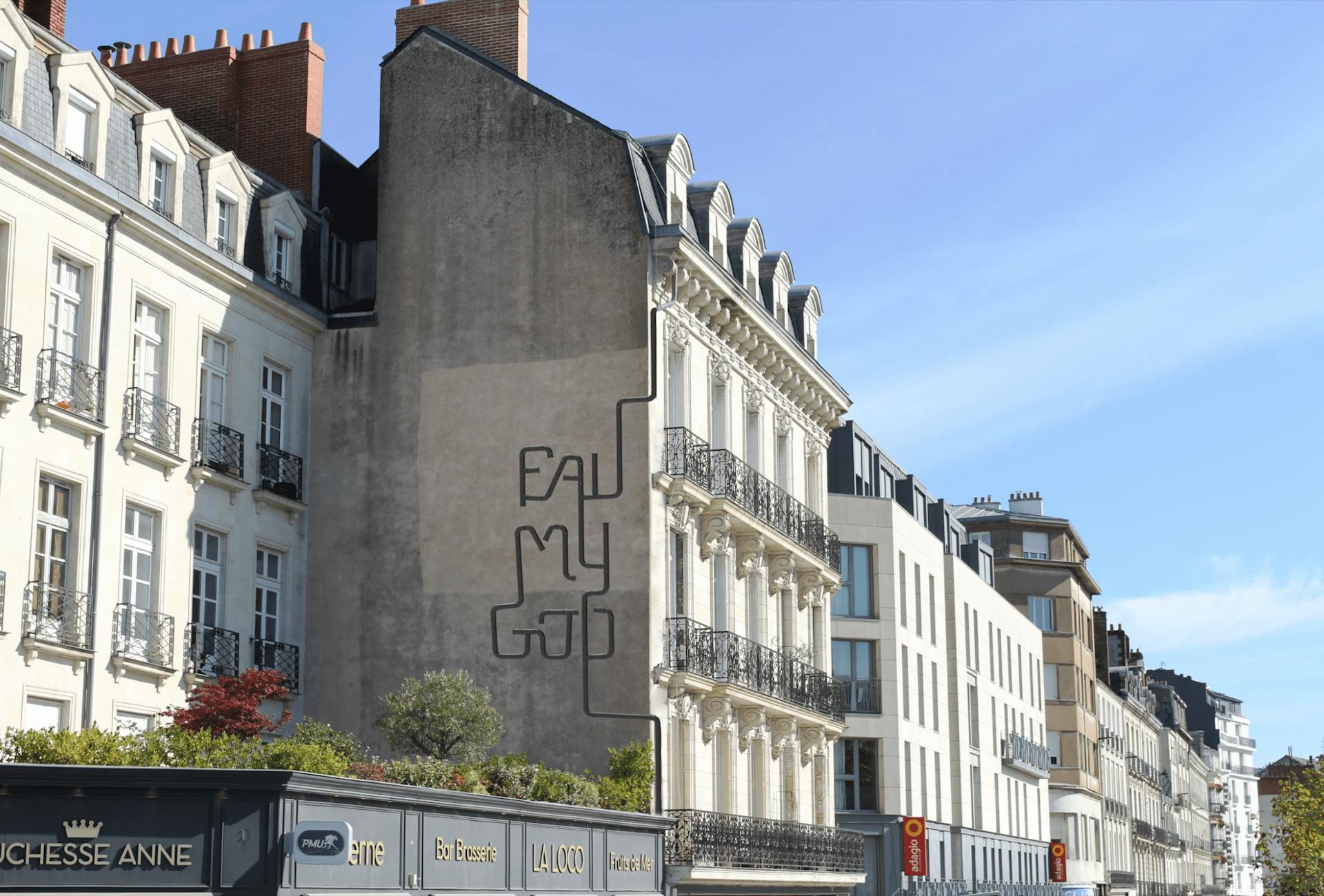 Mise en perspective d'un récupérateur d'eau sur la façade d'un bâtiment.