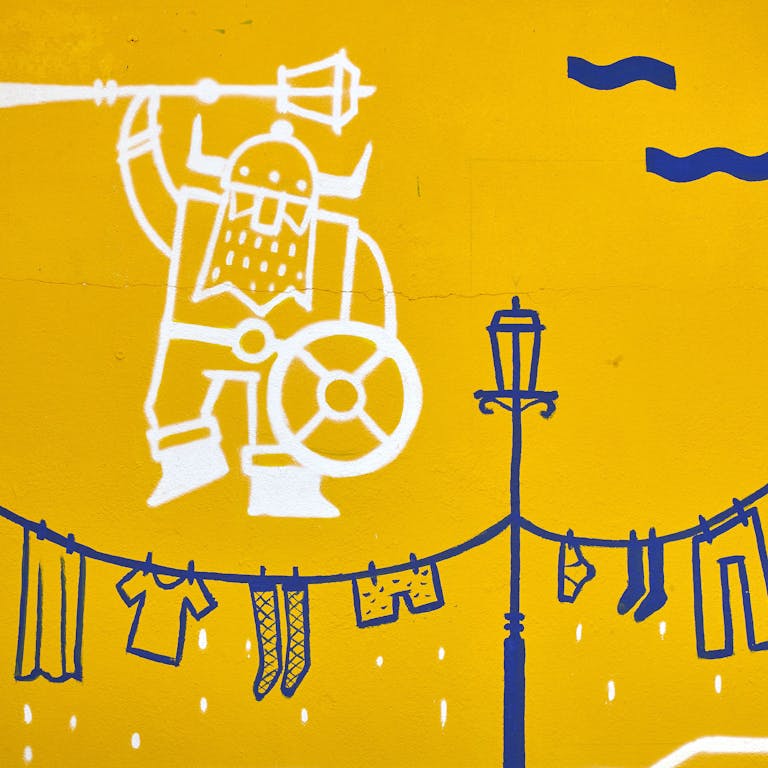 Street art gros plan sur une façade de bâtiment utilisant la nouvelle identité visuelle quartier Biesse à Nantes.