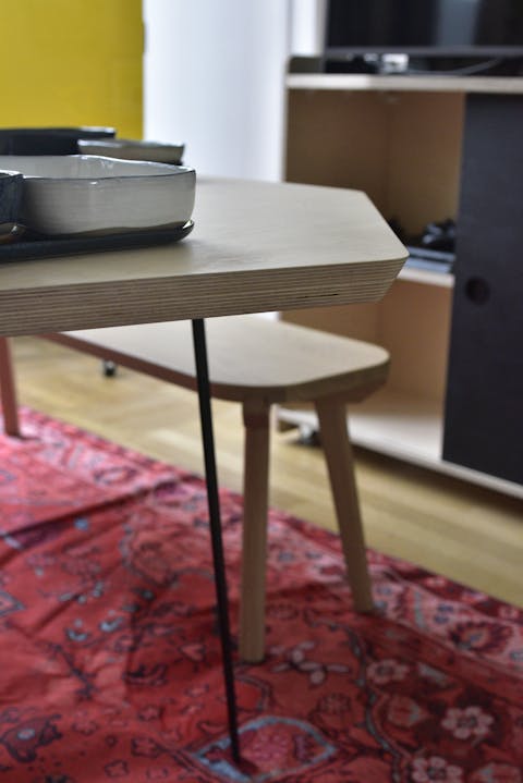 Focus sur une table en bois confectionnée par le Studio Katra pour l'espace HYGGE.