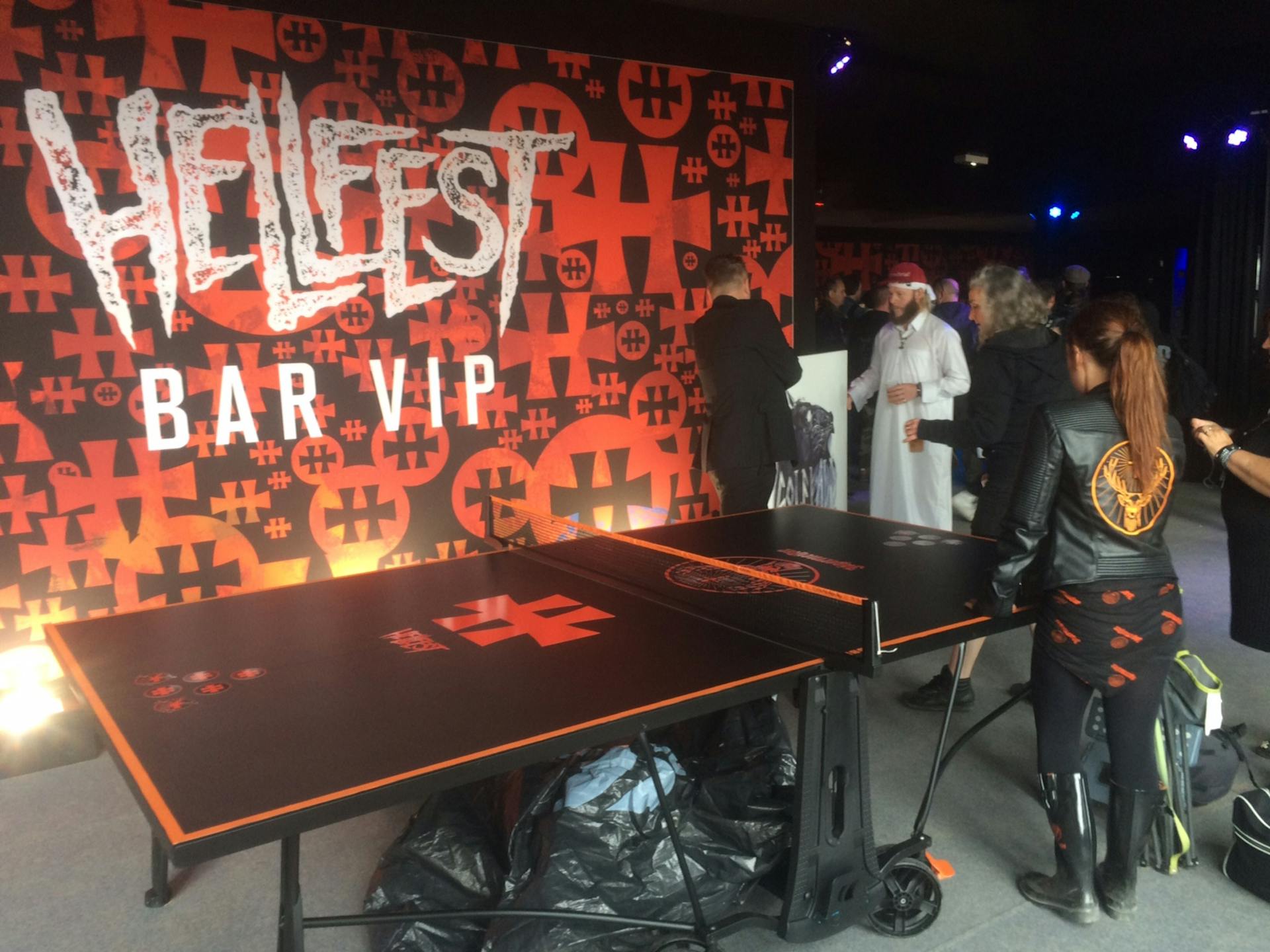 La table de bière-pong Jägermeister, conçue par le Studio Katra, est mise en scène lors de l'Hellfest de Clisson.