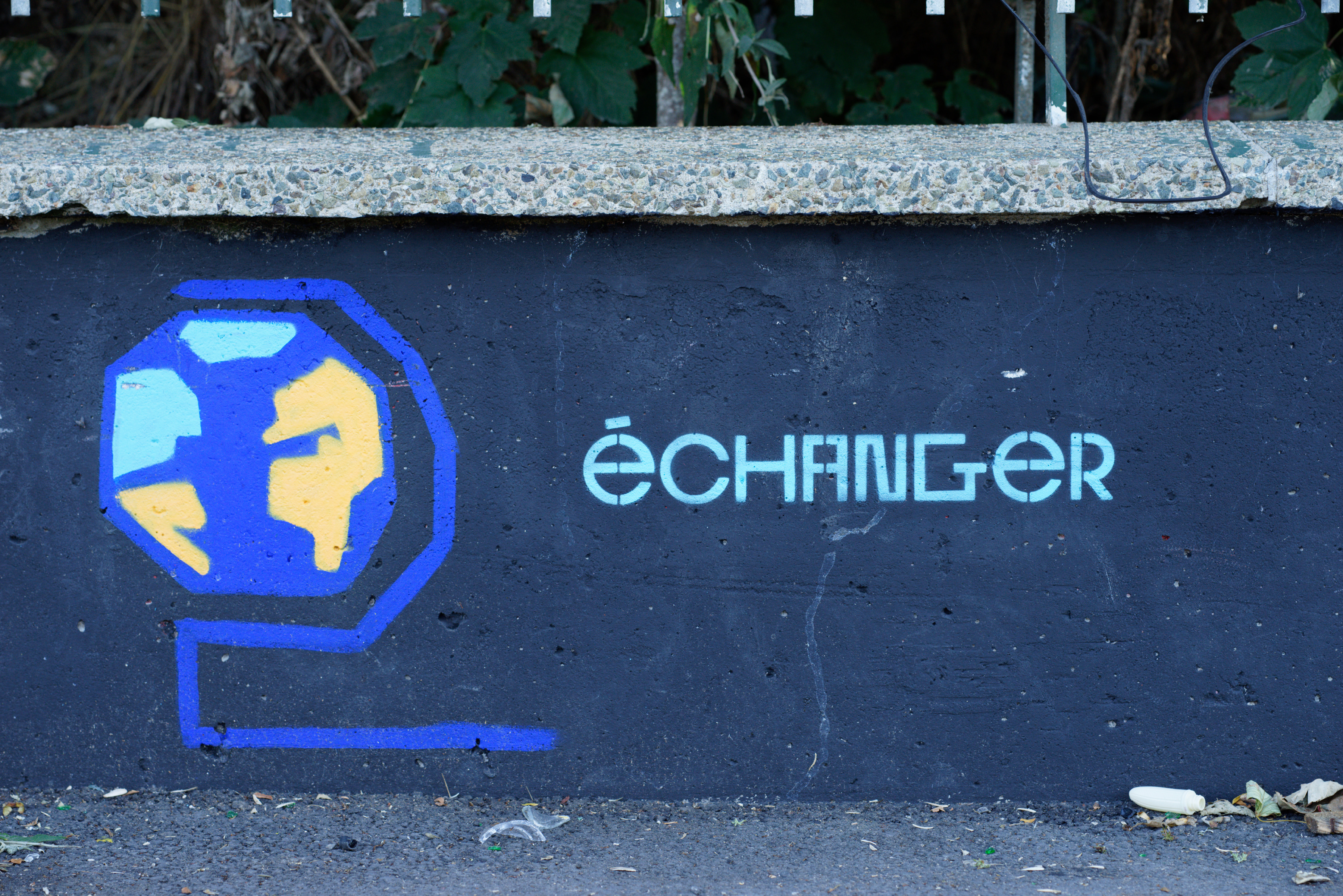 Pan de mur symbolisant l'échange selon l'identité graphique de la zone libre d'art de Transfert.