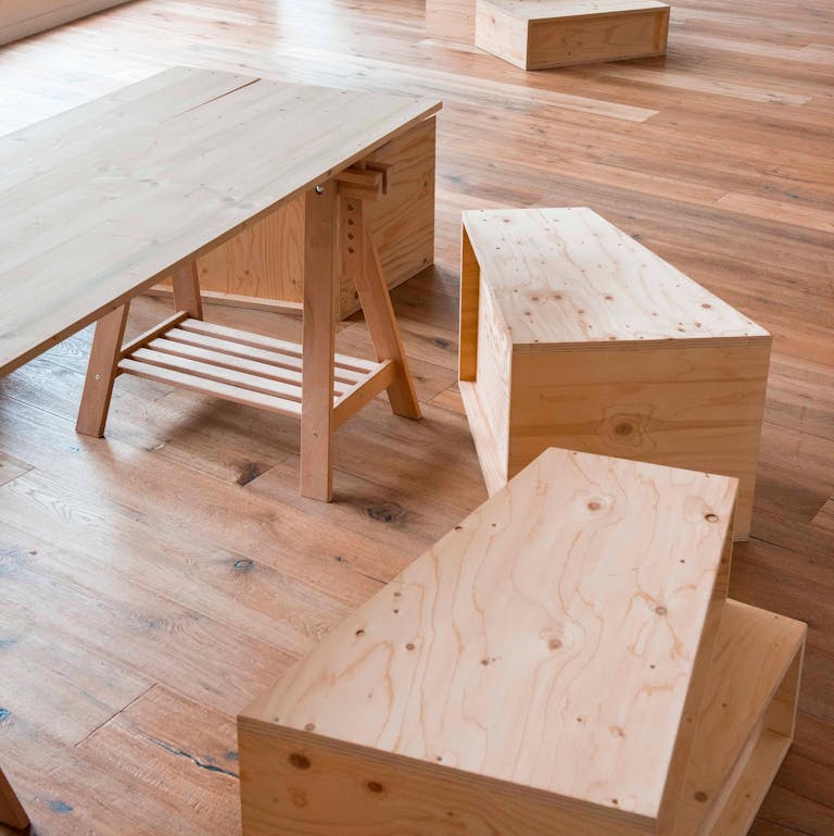 Assises en bois confectionnées grâce au design produits élaboré par le Studio Katra.