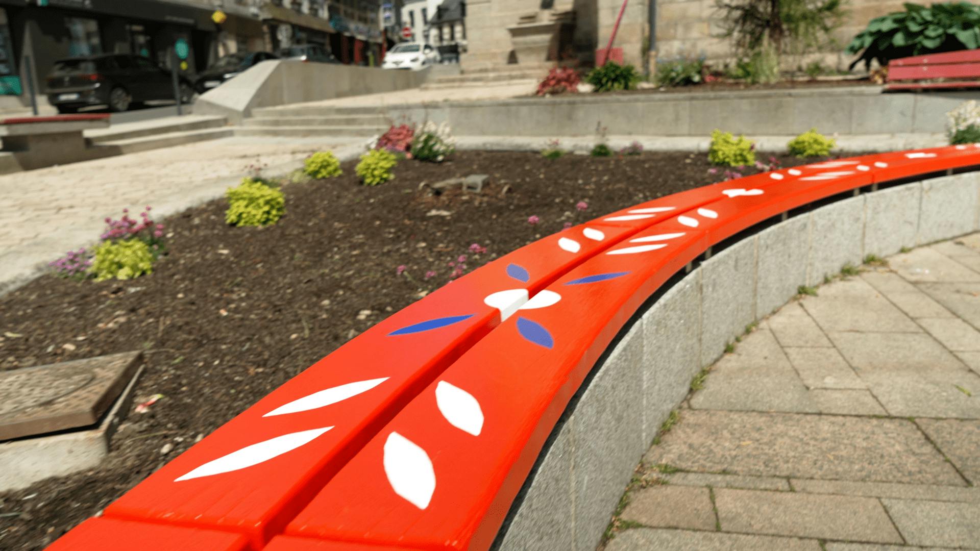 Les bancs de la place de l'église de Loudéac réadaptés à la nouvelle identité de la ville.