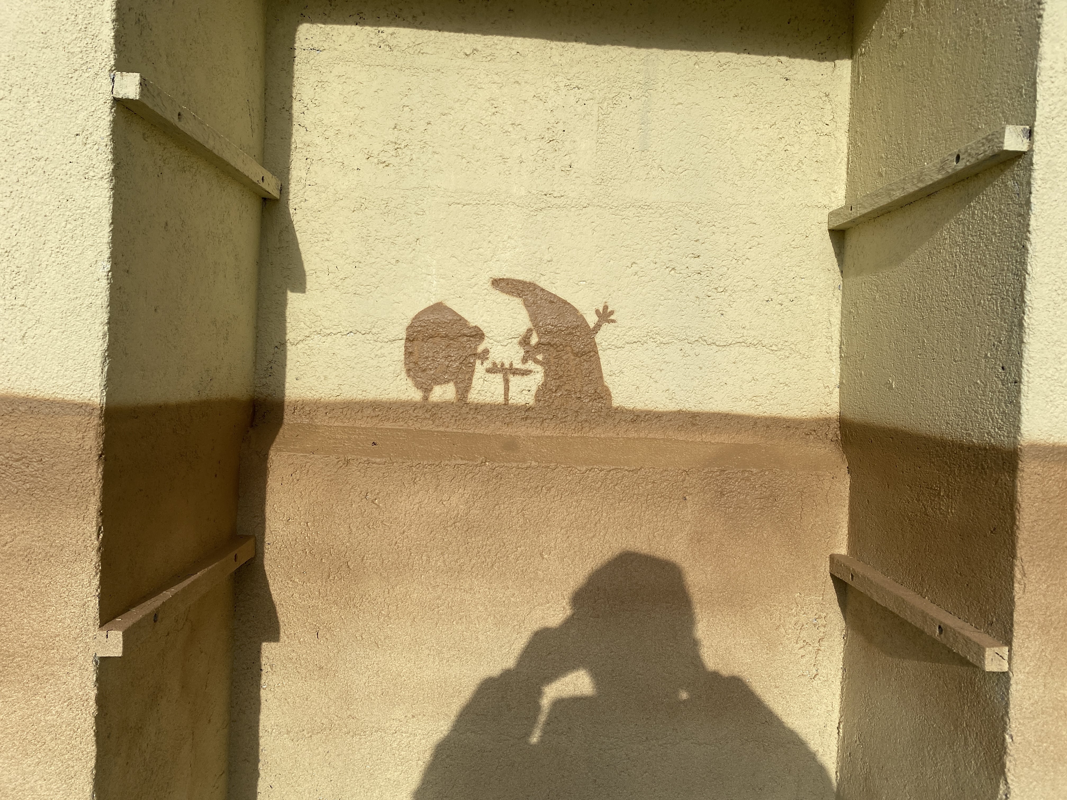 Ombre projetée vers l'horizon des deux personnages de la fresque murale "Une partie de Banane" réalisée par l'agence de design Studio Katra et Ador.