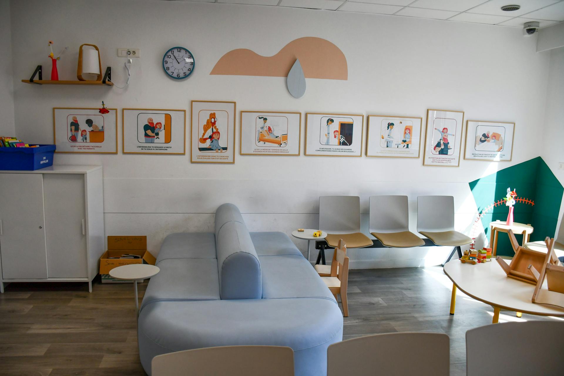 Les différentes scénettes du parcours patient aux urgences réalisées par l'agence de design Studio Katra pour le service des urgences pédiatriques du CHU de Montpellier.