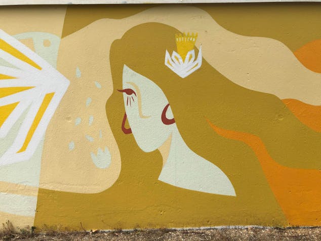 Un personnage féminin présent sur la fresque du Studio Katra, quartier de la vallée d'or.