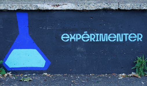 Pan de mur symbolisant l'expérimentation selon l'identité graphique de la zone libre d'art de Transfert.