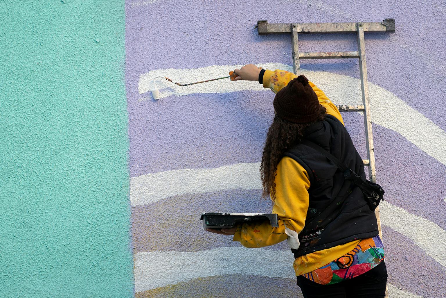Peinture au rouleau pour l'oeuvre de street art du Studio Katra à Cluj-Napoca.