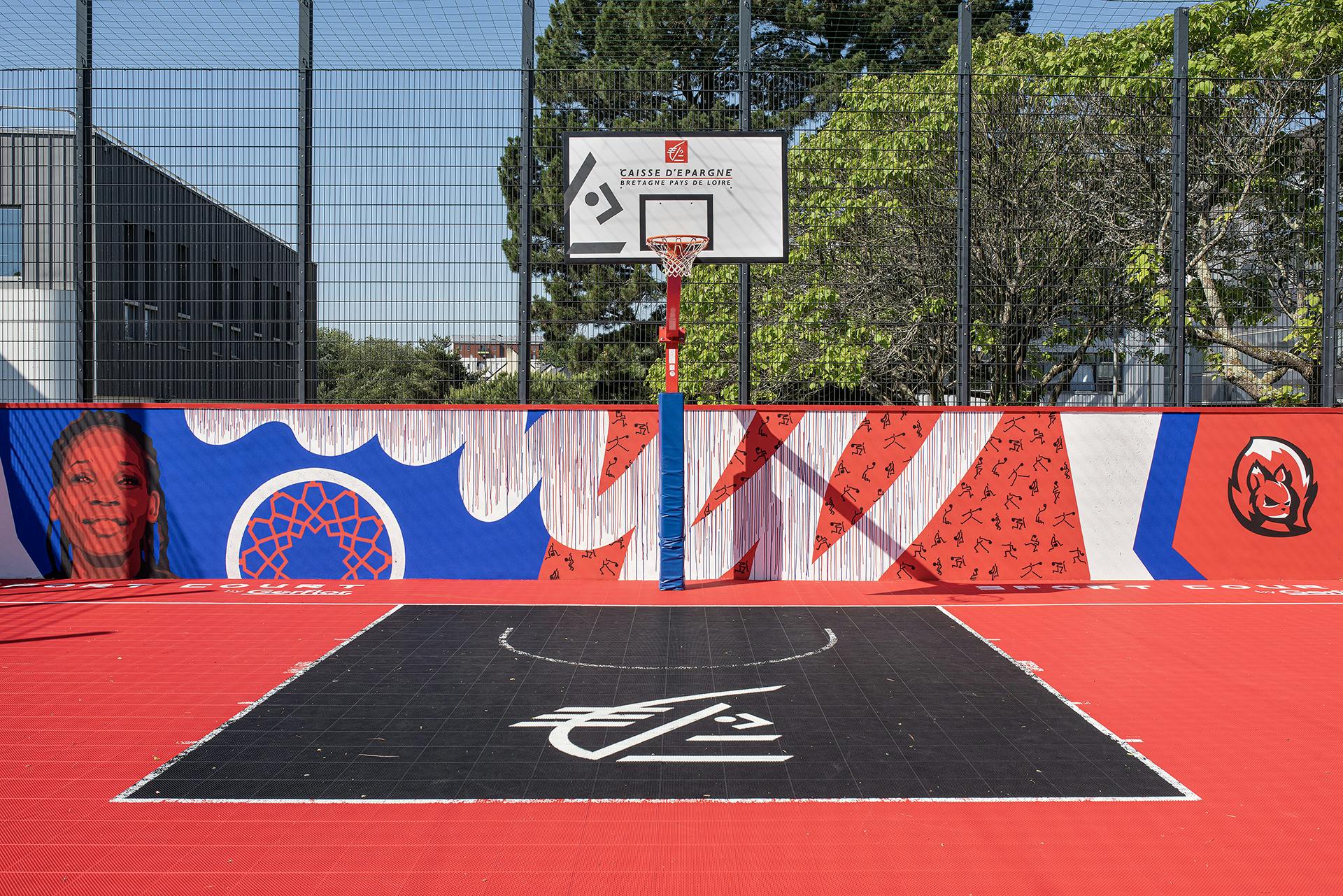 Une œuvre street art réalisée par le Studio Katra sur un terrain de basket entier en collaboration de la Caisse d'Épargne.